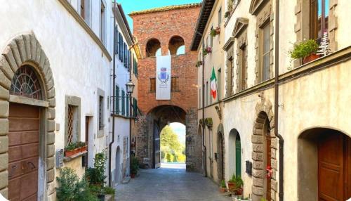 un callejón con un arco entre dos edificios en Casa Verde, en Capannori
