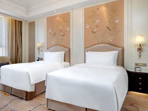 Un ou plusieurs lits dans un hébergement de l'établissement Sofitel Xining