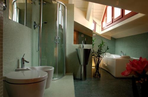 Charming Hotel dei Chiostriにあるバスルーム