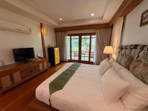 TV a/nebo společenská místnost v ubytování Chiangkham Luang Resort