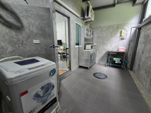 Ban Ko KrangにあるKanchanaburi Hideawayの部屋に洗濯機と乾燥機を備えたキッチン
