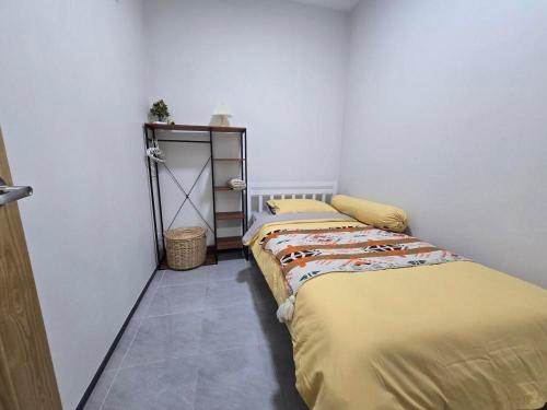 Ban Ko KrangにあるKanchanaburi Hideawayの部屋にベッドが2つある寝室