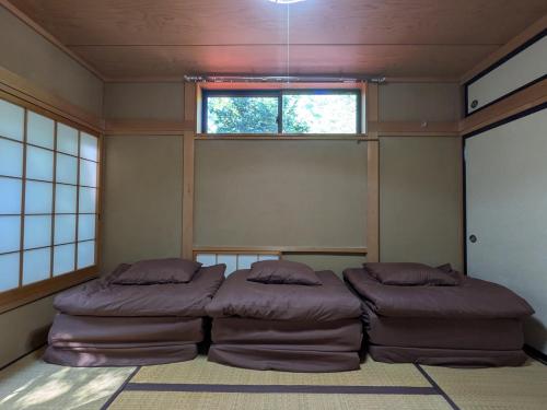 嬬恋村にあるVilla LEXIA北軽井沢の窓のあるベッドが2つある部屋