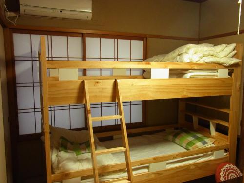 Giường tầng trong phòng chung tại Guesthouse Shirahama