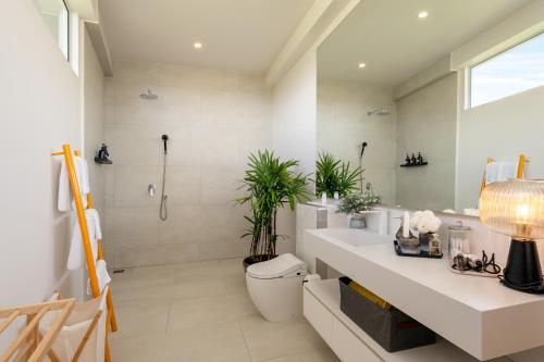 Ένα μπάνιο στο Villa Orise - 3 min Walk to Chaweng Beach Samui, Sea View with Infinity Pool & Gym