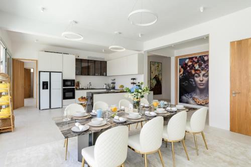 Η κουζίνα ή μικρή κουζίνα στο Villa Orise - 3 min Walk to Chaweng Beach Samui, Sea View with Infinity Pool & Gym