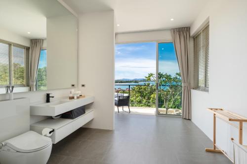 Ένα μπάνιο στο Villa Orise - 3 min Walk to Chaweng Beach Samui, Sea View with Infinity Pool & Gym