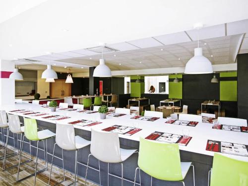 Ibis Styles Toulouse Labègeにあるレストランまたは飲食店