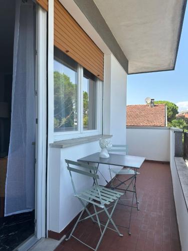 a table and chairs on a balcony with a window at Stay Friuli Pordenone 3 Camere in Pordenone