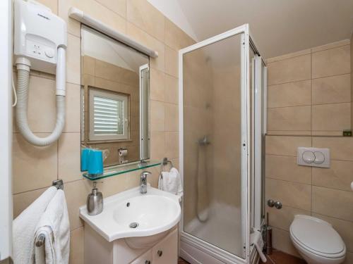 Un baño con lavabo, ducha e inodoro. en Villa Alegria Cavtat - Comfort Two Bedroom Apartment with Sea View Apartment C, en Cavtat