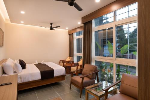 マイソールにあるAnantara Hotelsのベッドと机と椅子のある寝室