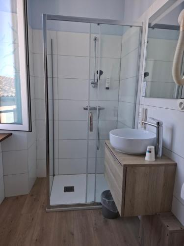 Ένα μπάνιο στο Hotel Le Coureau