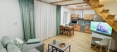 Køkken eller tekøkken på Pine Peak Holiday House Sosnówka