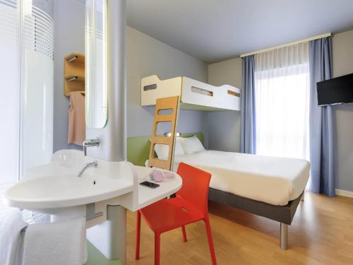 a bedroom with a bed and a sink and a bunk bed at Ibis Budget Bamberg in Bamberg