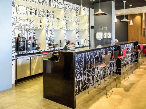 Un restaurante o sitio para comer en ibis Catanduva