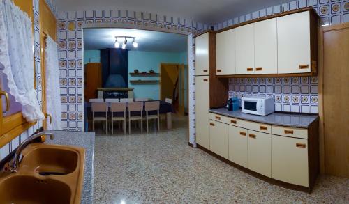 Kuchyň nebo kuchyňský kout v ubytování CASA LA FÀBRICA