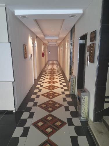 a hallway with a checkered floor in a building at إيفان للشقق المخدومة المروج in Riyadh