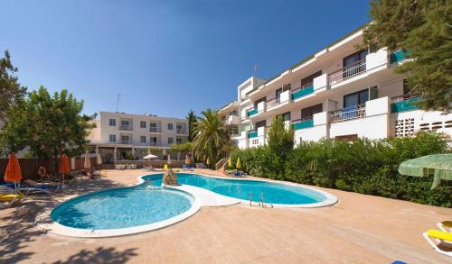 Foto da galeria de Apartamentos Cala LLonga Playa em Cala Llonga