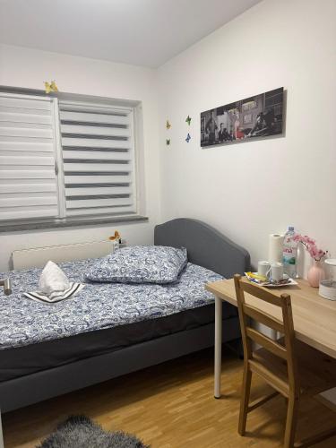 a bedroom with a bed and a table and a window at München Haus-Centrum-Messe-Oktoberfest -7-24 CHECKIN in Munich