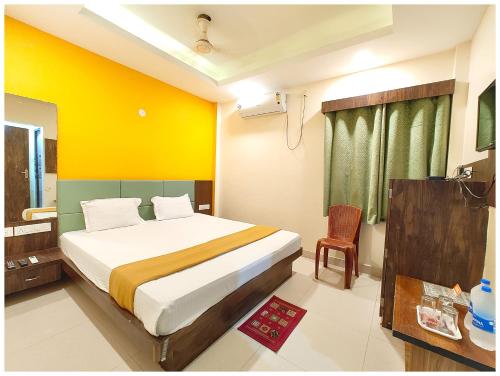Katil atau katil-katil dalam bilik di Hotel J-Jagdish Dham Near Sea Beach & Jagannath Temple - - Free Wifi - Lift & Parking Facility - Fully Air Conditioning Luxuary Rooms-Best Hotel