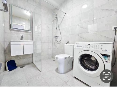 a bathroom with a washing machine and a toilet at D-Spot apartments Pišta in Zaostrog