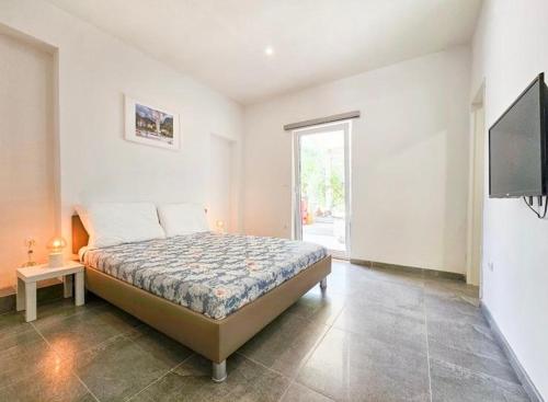 a bedroom with a bed and a flat screen tv at D-Spot apartments Pišta in Zaostrog