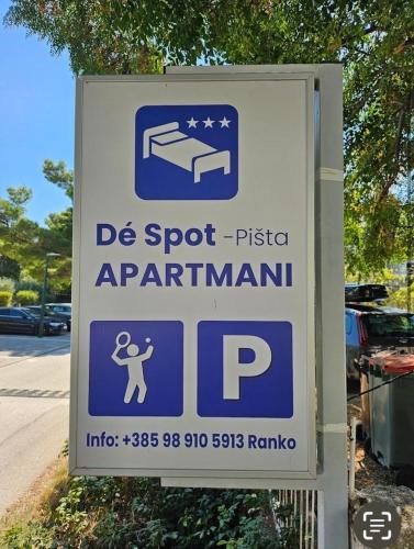 a sign for a pizzaarmaarmaarmaarma at D-Spot apartments Pišta in Zaostrog