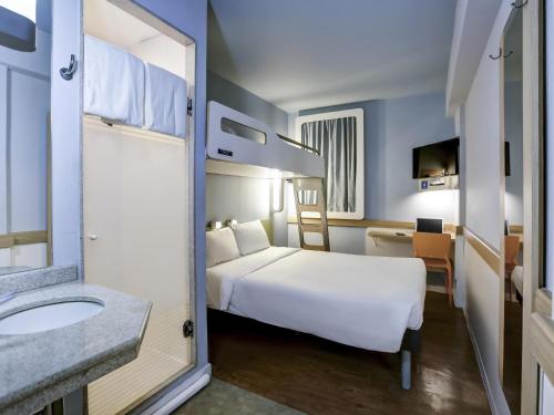 a hotel room with a bed and a bathroom at ibis budget RJ Copacabana in Rio de Janeiro