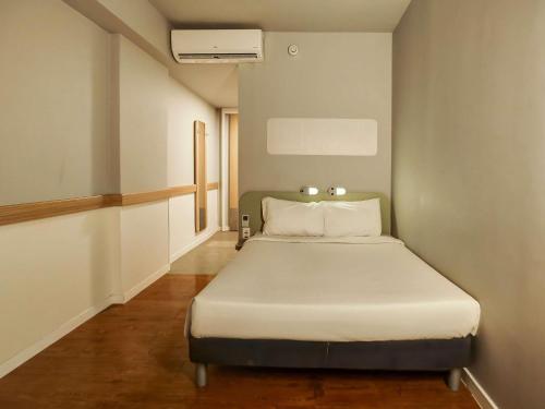 a small bedroom with a bed in a room at ibis budget RJ Copacabana in Rio de Janeiro