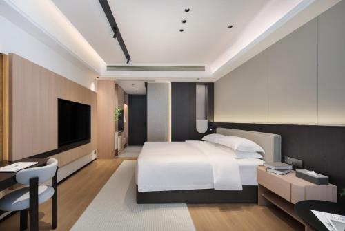 Postel nebo postele na pokoji v ubytování Guilin Mingjiang Hotel