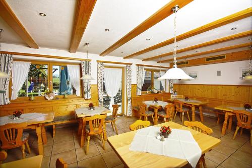 Gasthof "Zum Strauß" tesisinde bir restoran veya yemek mekanı