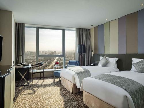 Postel nebo postele na pokoji v ubytování Sofitel Lianyungang Suning