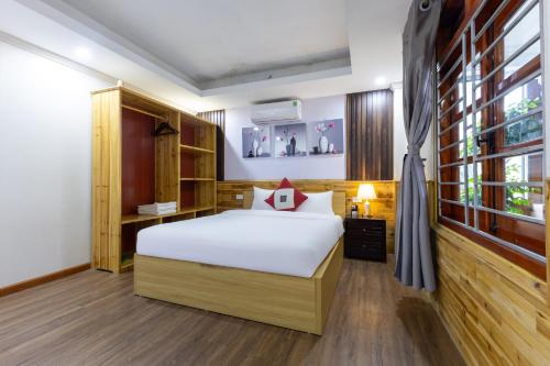 サパにあるSapa Florence Hotelの白いベッドと窓のある寝室