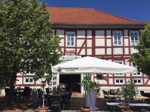 a white umbrella in front of a building at Hotel Alte Posthalterei in Creuzburg
