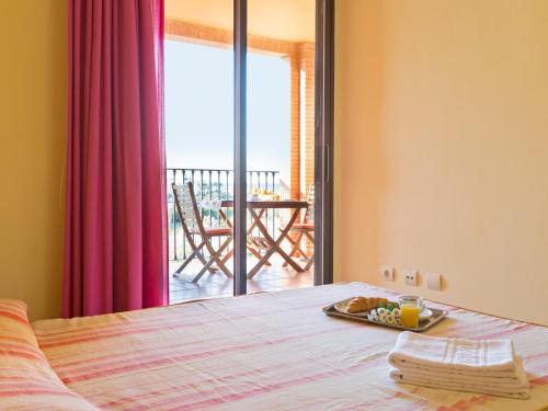 Un dormitorio con una cama con una bandeja de comida. en Vilamar VyB, en Denia