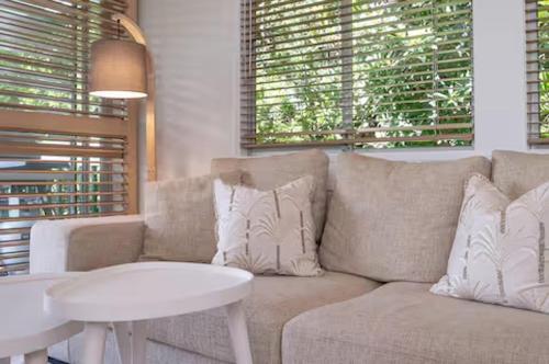 Χώρος καθιστικού στο Noosa Hideaway 2BR Little Cove, 200m to beach