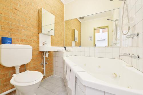Een badkamer bij Cranbourne Motor Inn