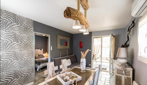 a living room with a couch and a table at Les Cottages du Bassin d'Arcachon -Proche Parc Ornithologique-Dune du Pilat- Clim- Parking privé in Gujan-Mestras