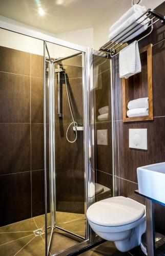 une salle de bain avec douche et toilettes dans l'établissement Art Hotel Eiffel, à Paris