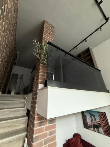 Una escalera con una gran ventana de cristal en una casa. en The Brick Studio, en Colentina