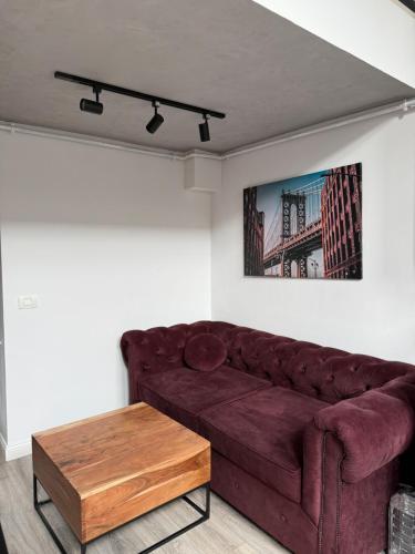 Una sala de estar con un sofá y una mesa de café. en The Brick Studio, en Colentina