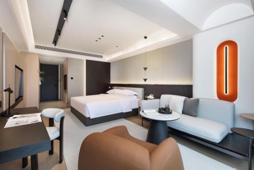 Postel nebo postele na pokoji v ubytování Guilin Mingjiang Hotel
