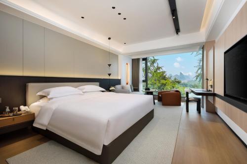 Postel nebo postele na pokoji v ubytování Guilin Mingjiang Hotel