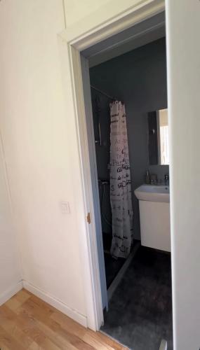 a bathroom with a sink and a mirror at ForestSide in Grebenov