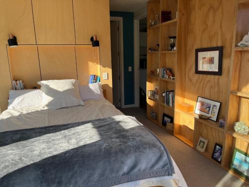 Katil atau katil-katil dalam bilik di Lake Hawea Little Maude Snug