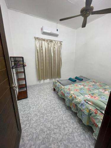 Ένα ή περισσότερα κρεβάτια σε δωμάτιο στο Homestay Che Nor Pasir Puteh