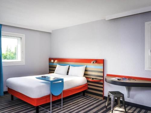 Postel nebo postele na pokoji v ubytování ibis Styles Antony Paris Sud