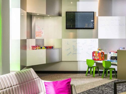 TV a/nebo společenská místnost v ubytování ibis Styles Antony Paris Sud