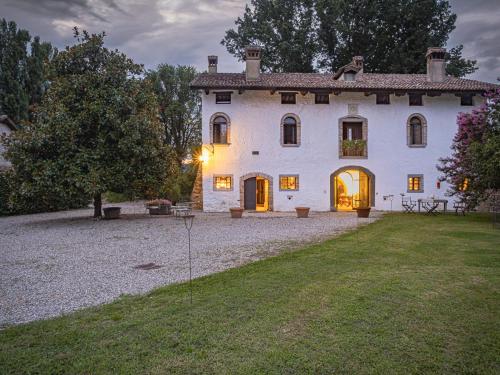 an exterior view of a large white house at La Torre della Casaforte Bergum alle porte di Cividale del Friuli in Cividale del Friuli