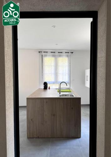 Η κουζίνα ή μικρή κουζίνα στο Hébergement neuf, centre-ville de Morestel - Résidence Boyraz
